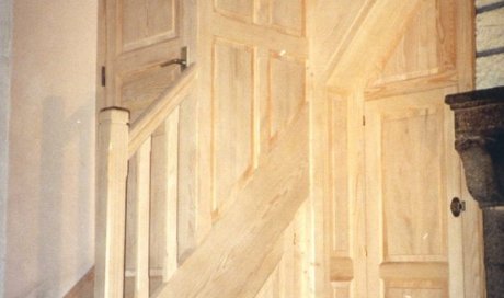 Escalier balancé avec aménagement d’un placard et porte Saint-Nectaire